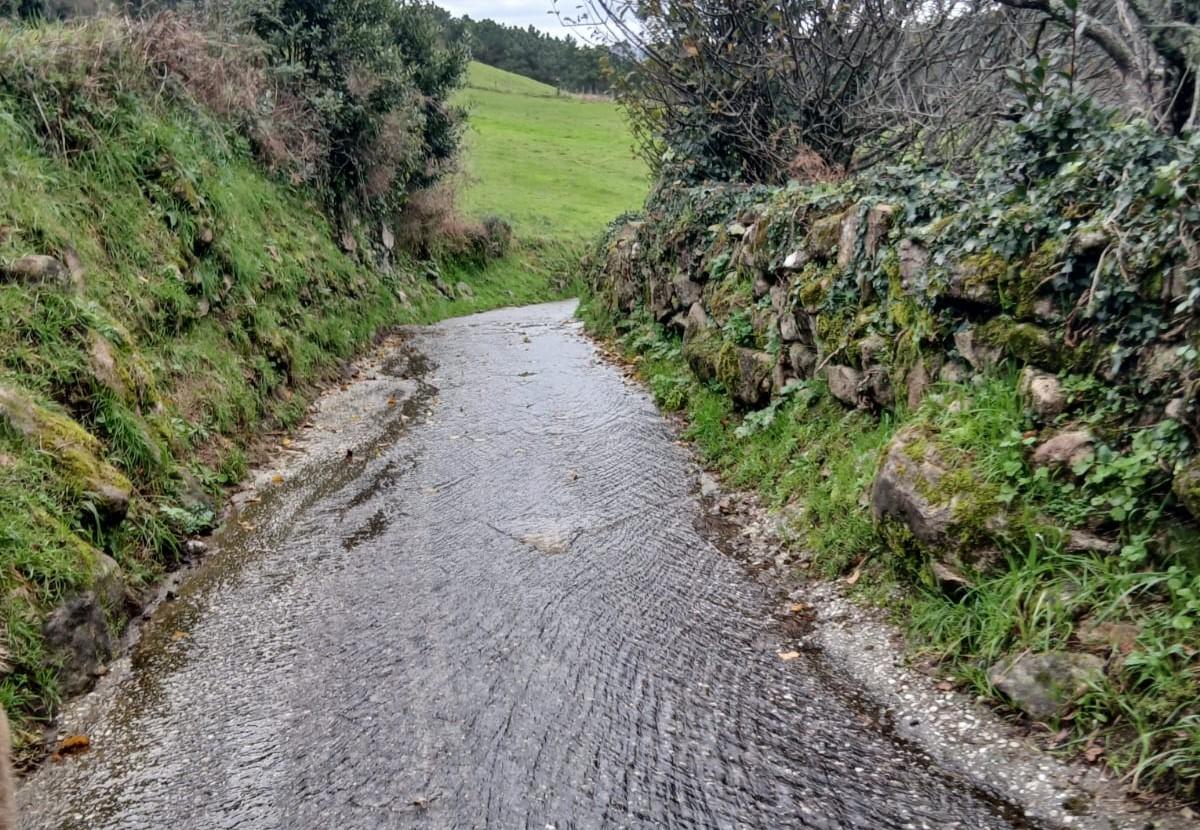 Auga correndo polo Camiño ao seu paso polo núcleo de Canosa, en Cee.