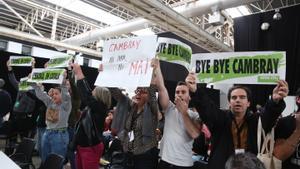 Protesta contra Cambray en el acto de presentación de ’Activem-nos pel català’ en la Farga de L’Hospitalet.