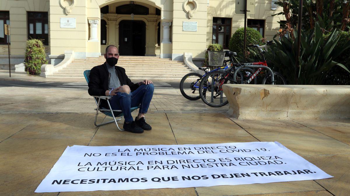El músico Mario Salazar inició una huelga de hambre frente al Ayuntamiento de Málaga