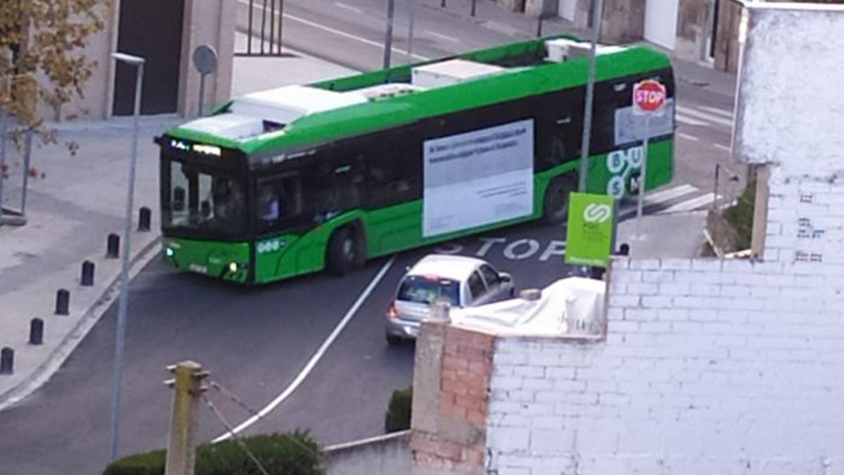 Un conductor troba de cara un bus urbà a la confluència amb la carretera de Santpedor