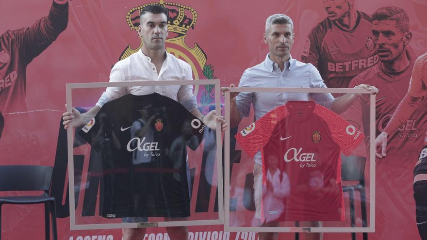Unos dos mil seguidores del RCD Mallorca se despiden de Reina y Salva Sevilla en Son Moix