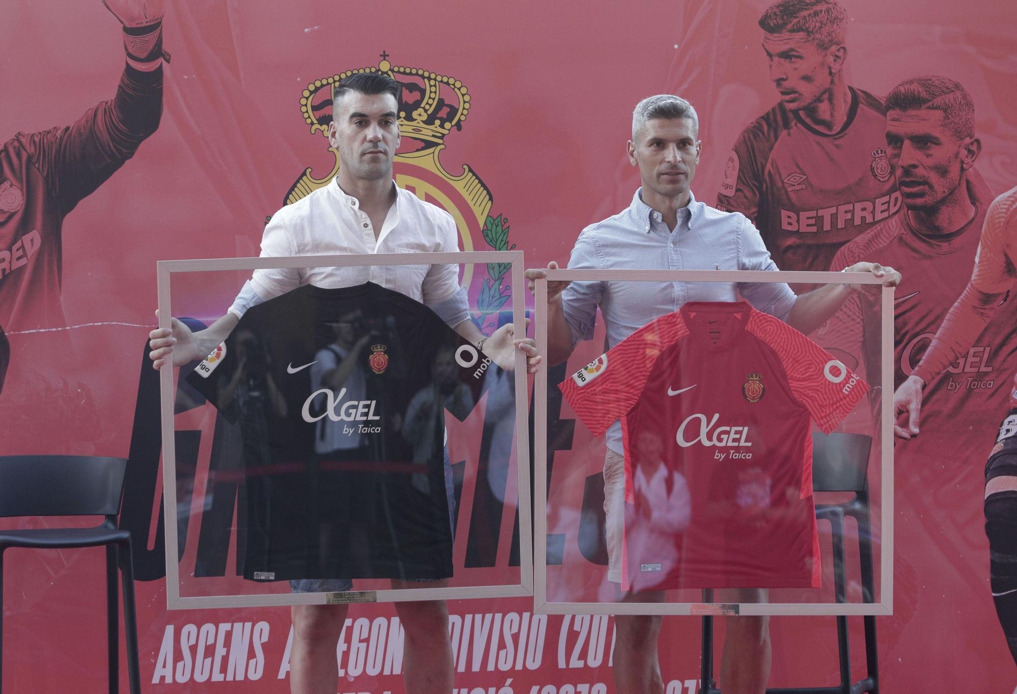 Unos dos mil seguidores del RCD Mallorca se despiden de Reina y Salva Sevilla en Son Moix