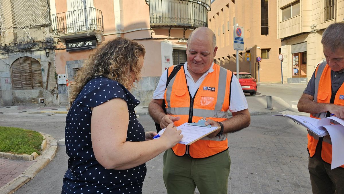 Firma del acta de replanteo de las obras con la concejala Noelia Grau