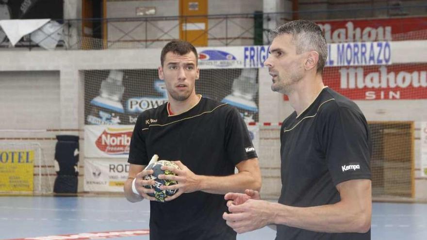 Nikola Milosevic, con el dedo vendado en el entrenamiento de ayer junto a Muratovic. // Santos Álvarez