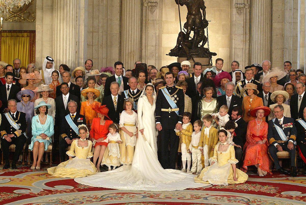 Foto de familia de la boda de Felipe y Letizia.