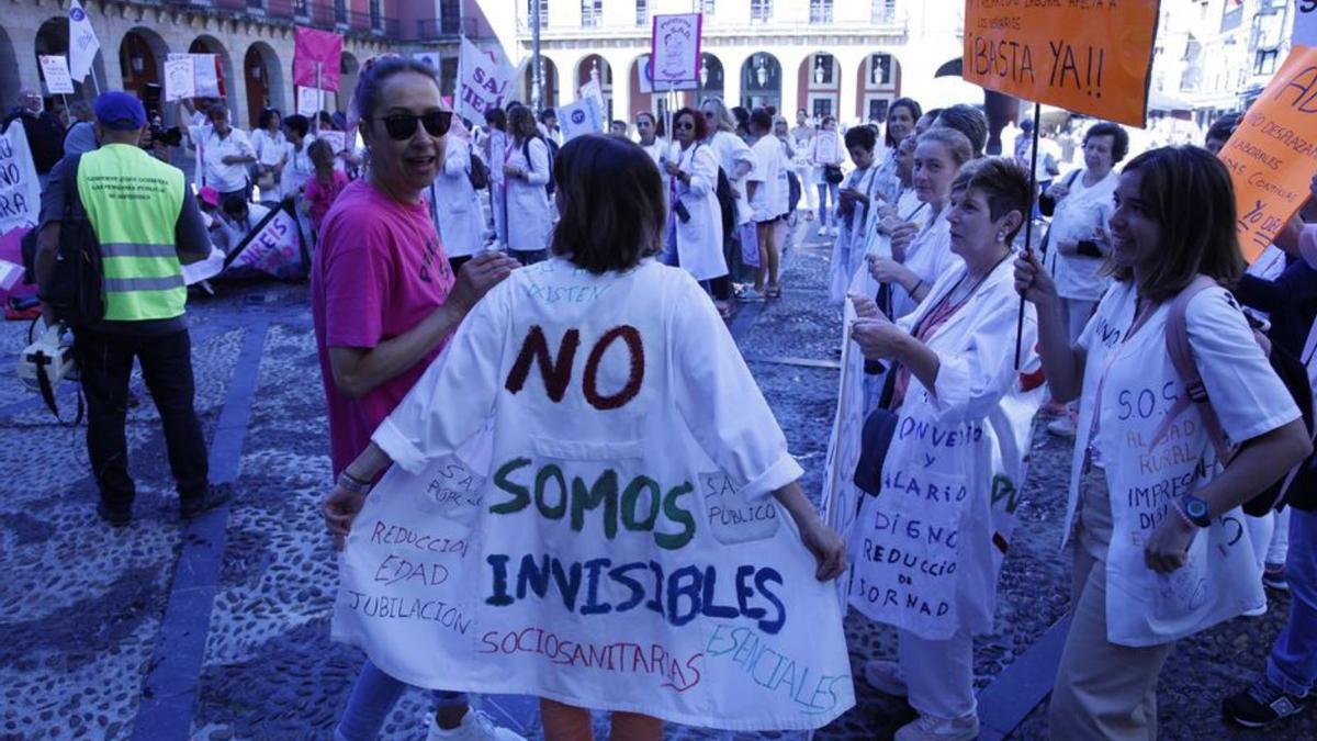 Las trabajadoras de ayuda a domicilio claman por &quot;poner en valor los cuidados&quot; 