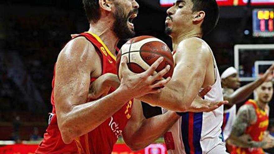 Marc Gasol intentant superar la defensa de Díaz.