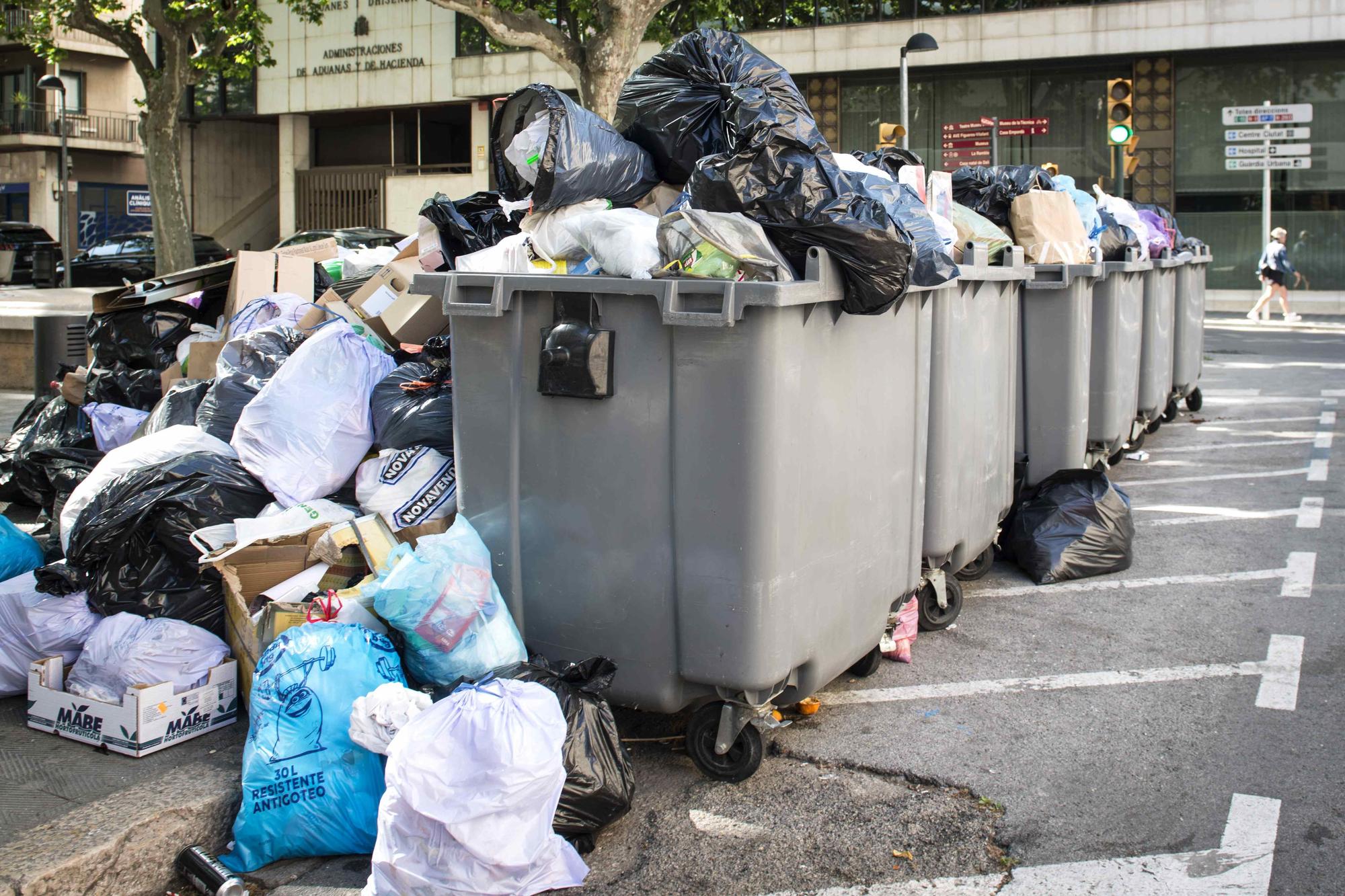 Estat dels carrers de Figueres per la vaga d'escombraries