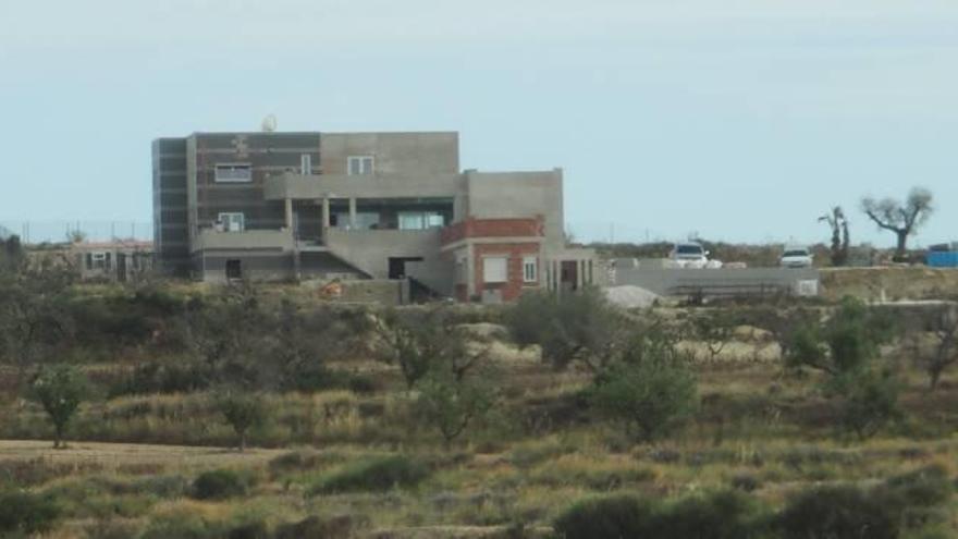 Imagen de la vivienda construida en una zona protegida en Sierra Escalona.