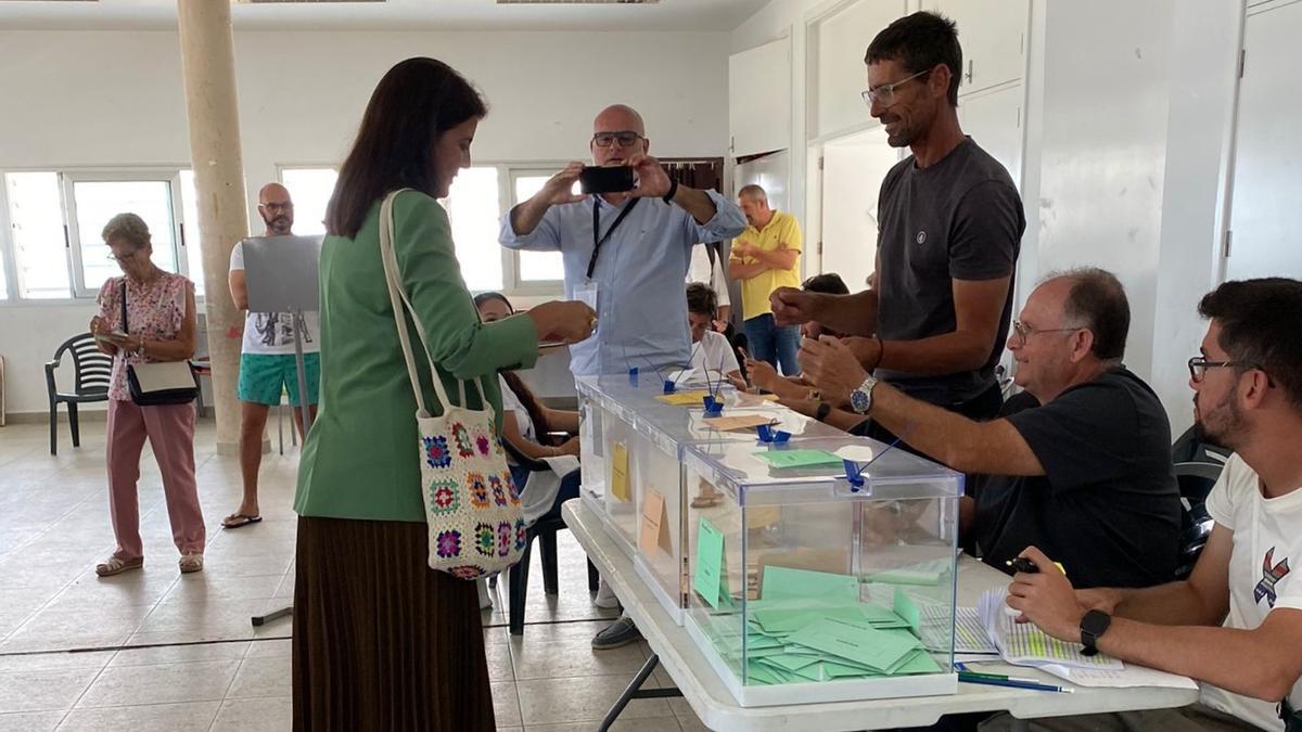 La candidata de la PMH a la alcaldía de Haría, Evelia García, ejerce su derecho al voto.