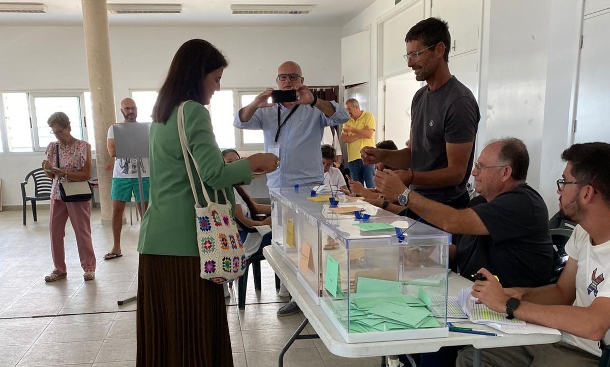 La candidata de la PMH a la alcaldía de Haría, Evelia García, ejerce su derecho al voto.