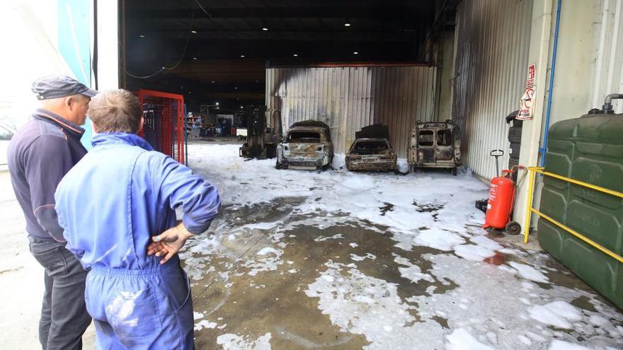 Un incendio calcina cuatro vehículos y parte de una nave industrial en El Bierzo