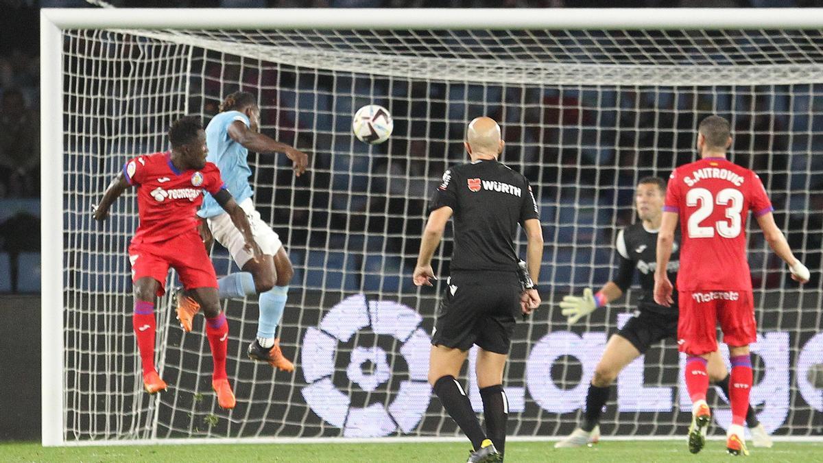 El central Aidoo se cuela entre los defensas visitante y supera a Soria con un gran cabezazo.