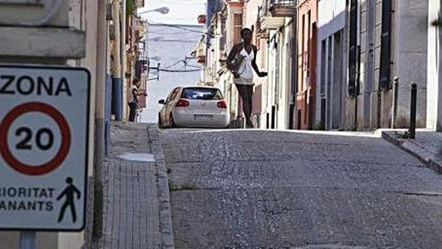 El carrer Muntanya té les voreres estretes.