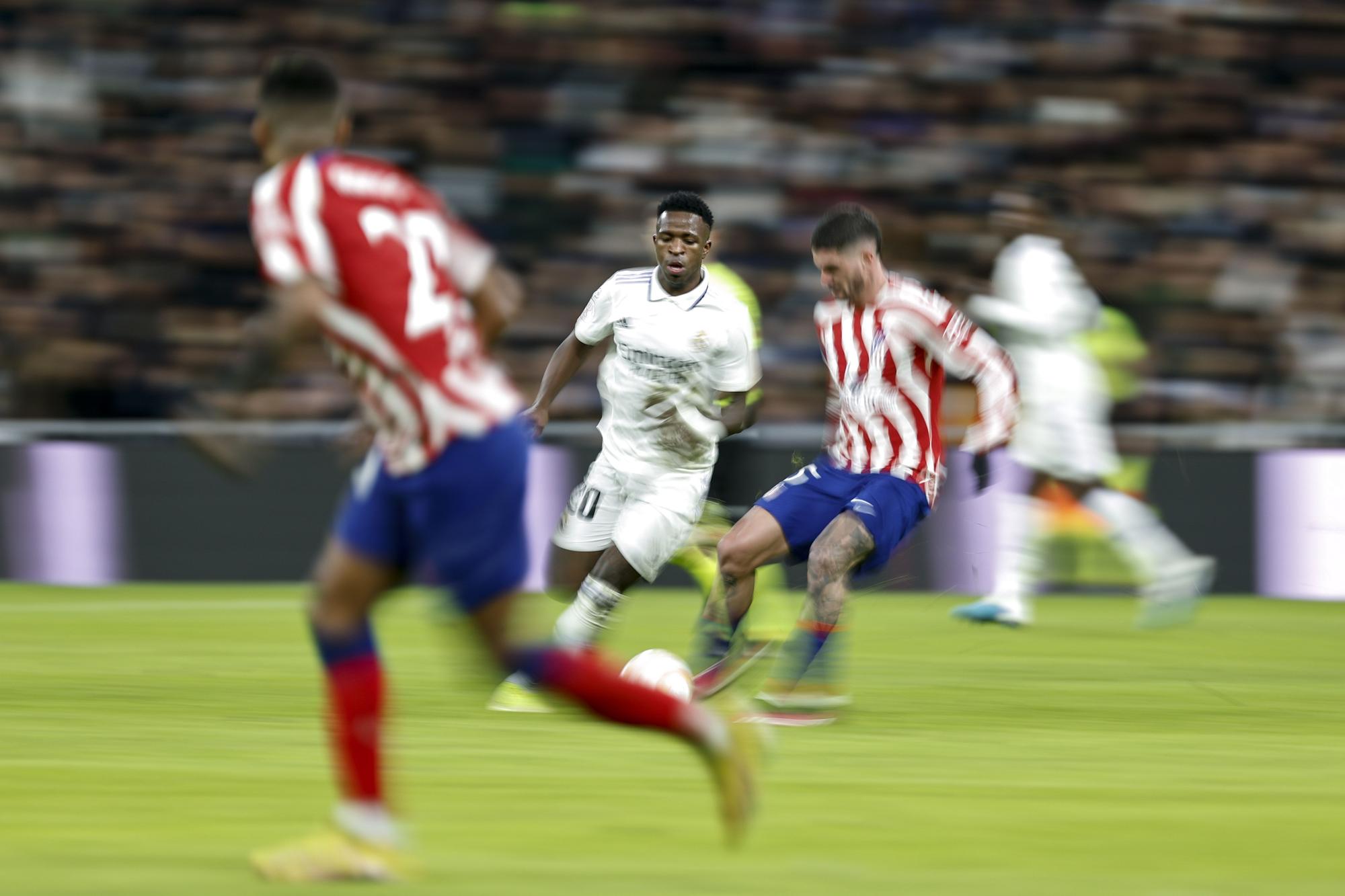 Vinicius conduce el balón en una jugada del Real Madrid - Atlético de los cuartos de Copa del Rey.