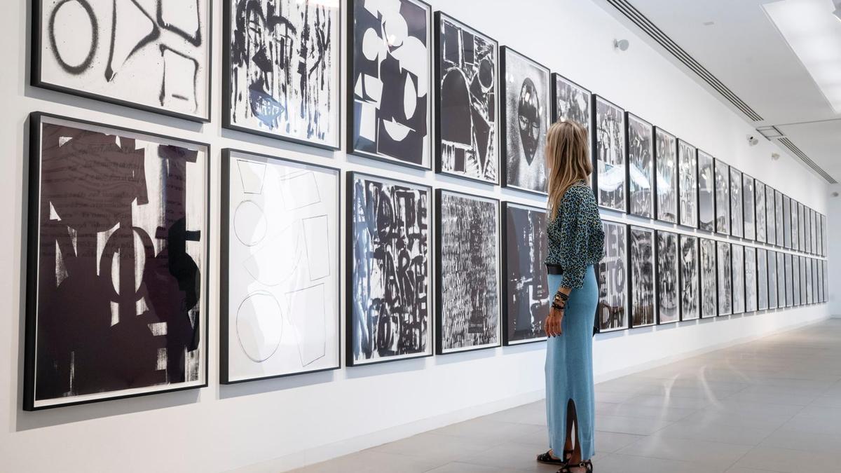 La exposición ‘Anthology’, del artista Adam Pendleton, y la propietaria de la Fundación Canaria para el Desarrollo de la Pintura, Yaiza Tranche.