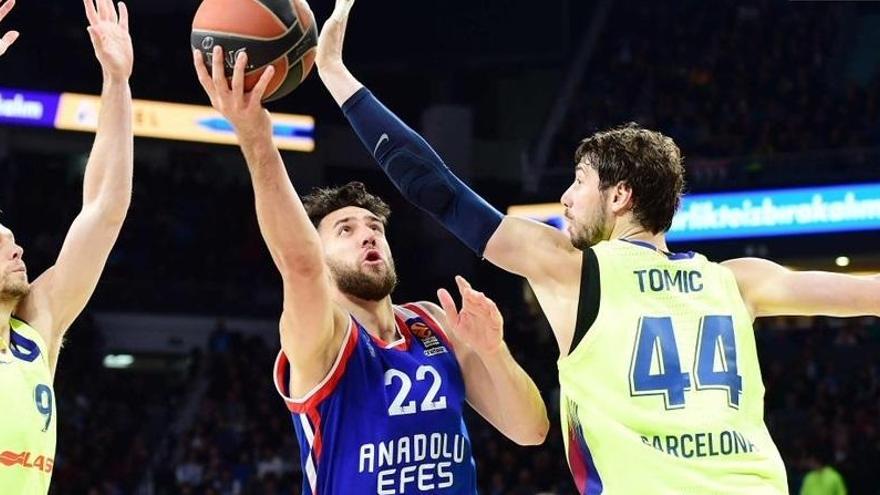 Una imagen del choque entre el Anadolu Efes y el Barça Lassa.