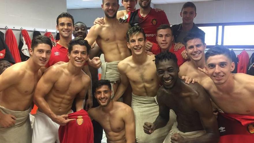 Los jugadores del Mallorca B celebran el brillante triunfo en Paterna ante el filial del Valencia.