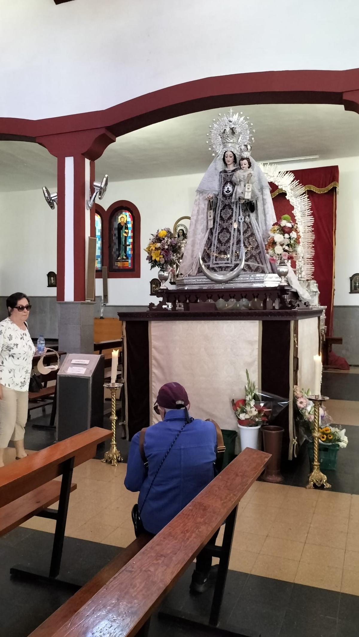 Así preparan las alfombras de La Isleta