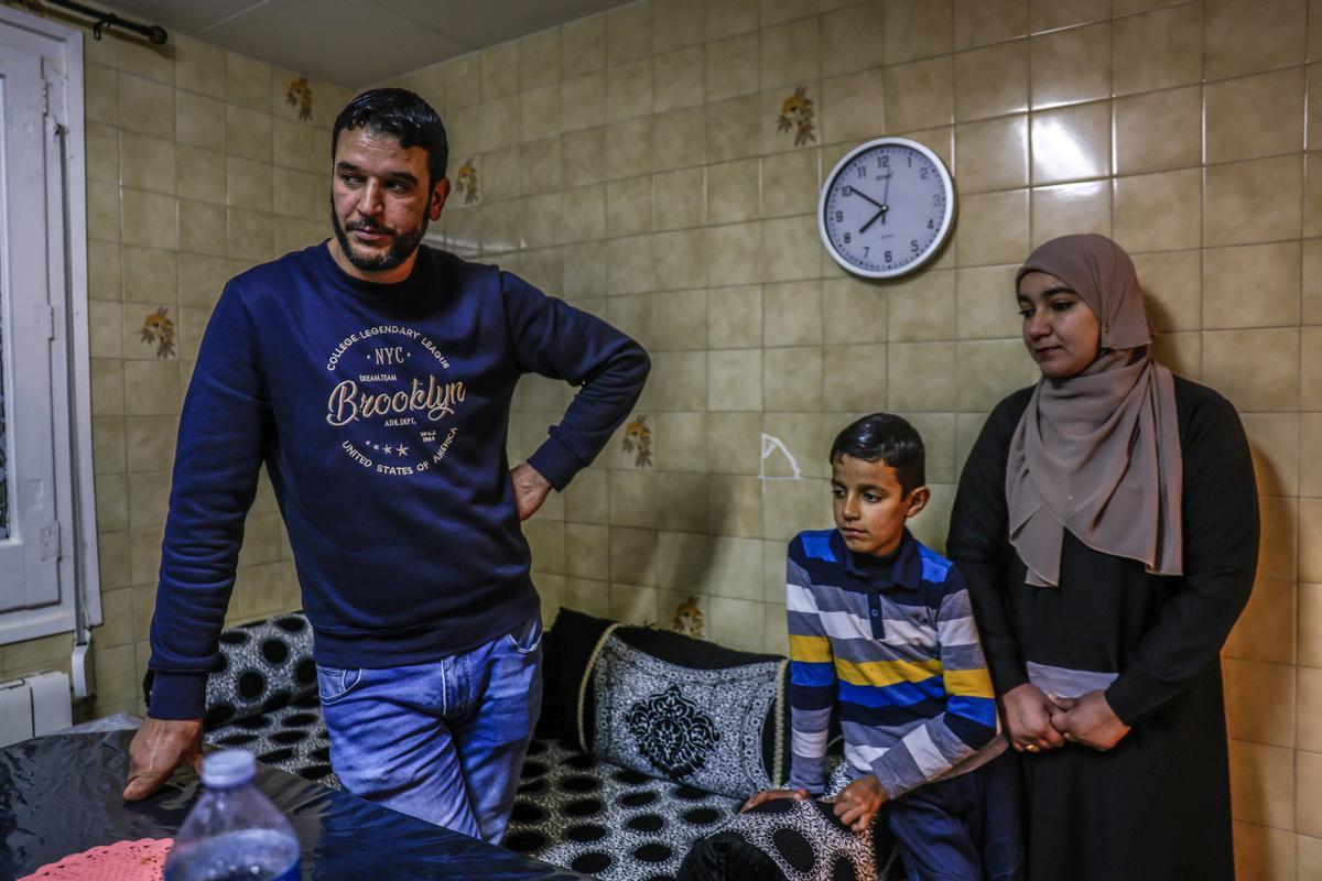 El Arabi Barkahi, Imane Amzitti y su hijo Annas Barkahi, en la cocina de su piso en Ripoll, donde llevan más de dos meses esperando para empadronarse.