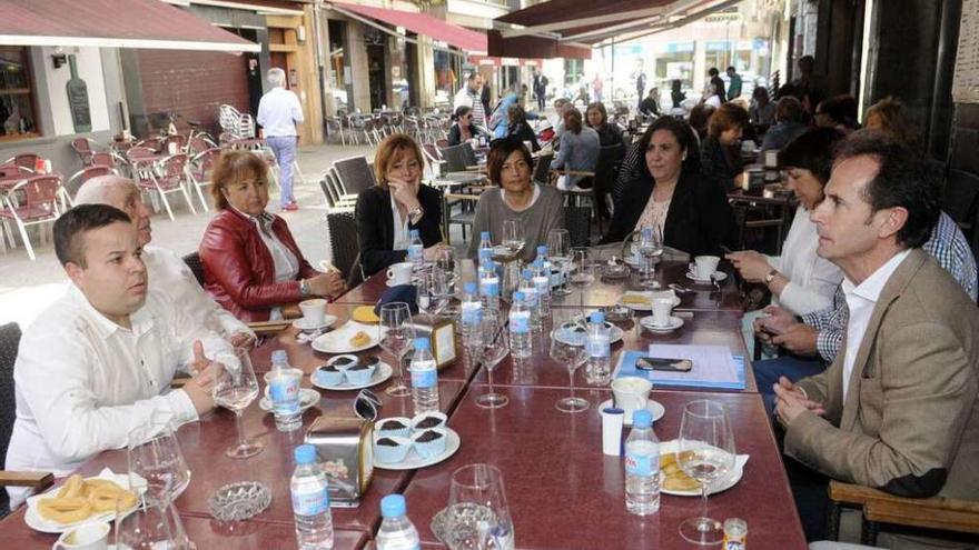 Un momento del desayuno de trabajo de Tomás Fole en el día de ayer. // Noé Parga