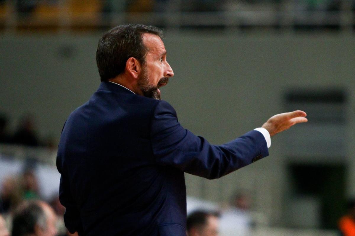 Athens (Greece), 07/02/2020.- Joan Plaza, coach of Zenit reacts during the Basketball Euroleague match between Panathinaikos and Zenit St. Petersburg at the OAKA Stadium in Athens, Greece, 07 February 2020. (Baloncesto, Euroliga, Grecia, Atenas, San Petersburgo) EFE/EPA/GEORGIA PANAGOPOULOU