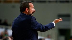 Athens (Greece), 07/02/2020.- Joan Plaza, coach of Zenit reacts during the Basketball Euroleague match between Panathinaikos and Zenit St. Petersburg at the OAKA Stadium in Athens, Greece, 07 February 2020. (Baloncesto, Euroliga, Grecia, Atenas, San Petersburgo) EFE/EPA/GEORGIA PANAGOPOULOU