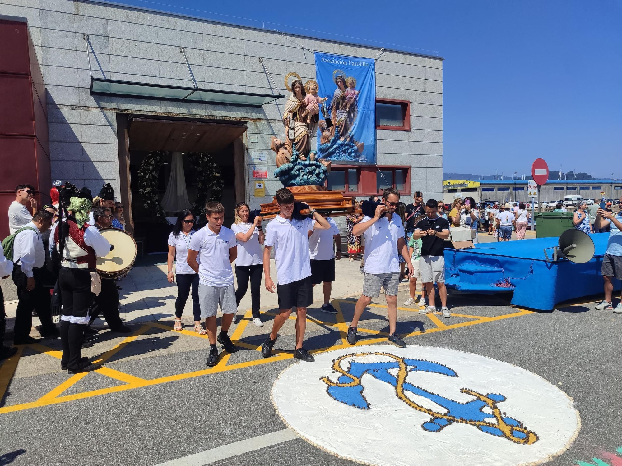 Cangas se hace a la mar por su Virgen del Carmen