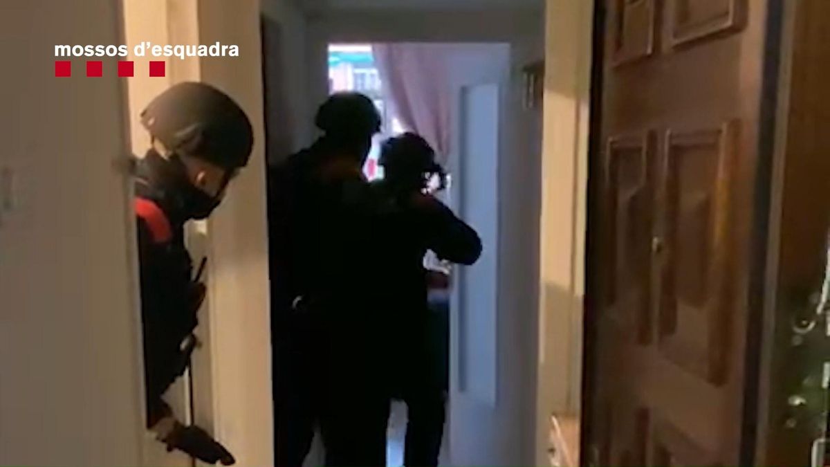 Vídeo | Dues germanes detingudes a Barcelona per estafar 524.000 euros a l’àvia que cuidaven i gastar-s’ho en operacions estètiques