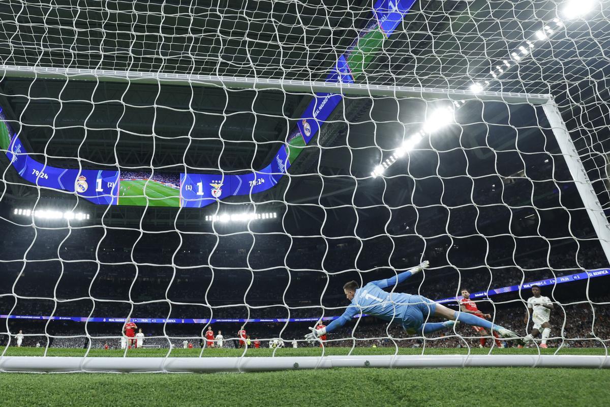 Vinicius Junior (d) marca su gol ante el Benfica en Champions.