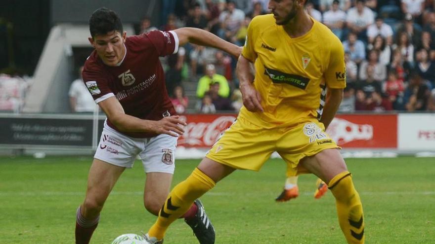 Adrián Cruz fue una de las grandes novedades en el once titular del domingo en Pasarón.