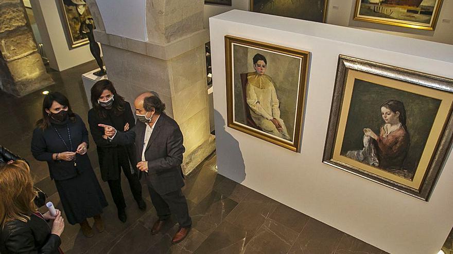 Jorge Soler explica la muestra a la diputada Julia Parra, junto a María José Gadea y María Gazabat. 