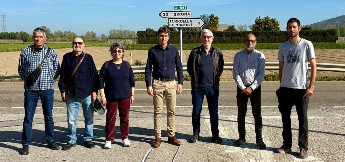 Salvador Vergés, amb membres de la plataforma Carreteres Segures del Baix Ter, en una de les vies del territori.