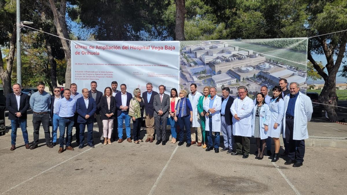 Personal sanitario, autoridades, el conseller y representantes municipales de la Vega Baja, en la firma del acta de replanteo