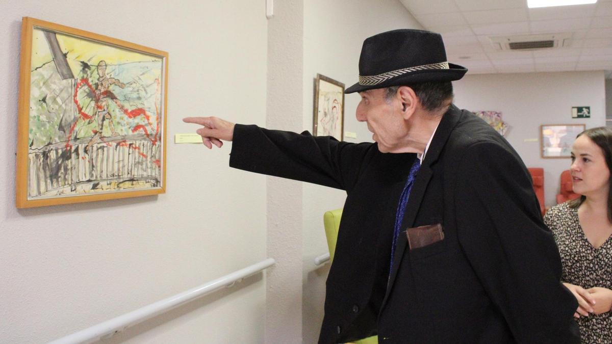 Juánfer señala uno de sus cuadros