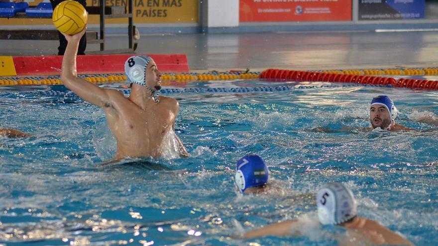 Saúl Granado, jugador del Waterpolo Málaga, lanza contra el Chiclana. | LA OPINIÓN
