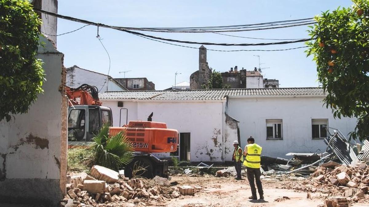 Trabajos de derribo en el solar del convento de las Concepcionistas de Mérida.