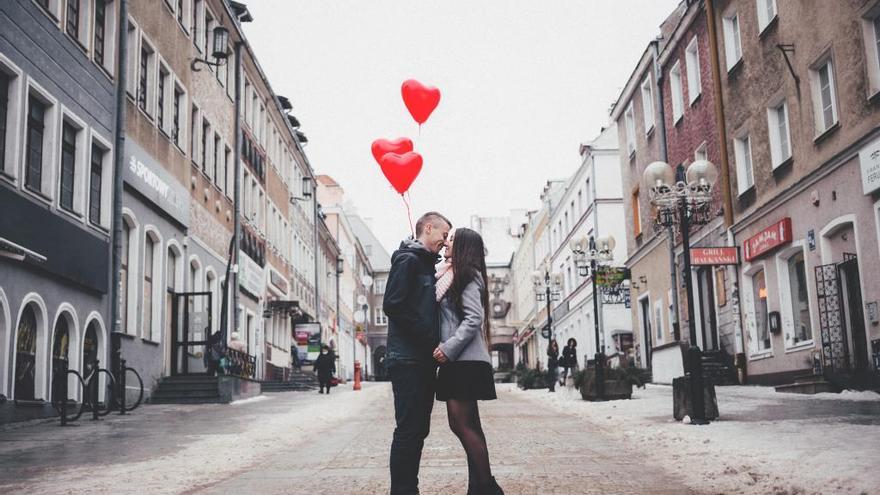 Los infieles celebran su día antes de San Valentín y gastan más que con sus parejas