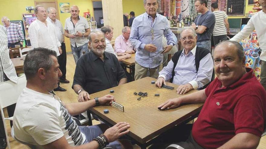 Carlos Slim y Olegario Vázquez Raña, ayer, jugando al dominó en el bar O Luar de Avión (Ourense).