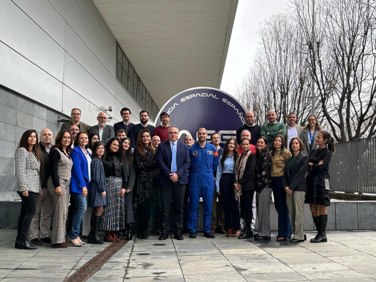 El astronauta español de la Agencia Espacial Europea (ESA) Pablo Álvarez, junto al director de la Agencia Espacial Española, Juan Carlos Cortés, durante la visita realizada a esta sede este lunes en Sevilla.