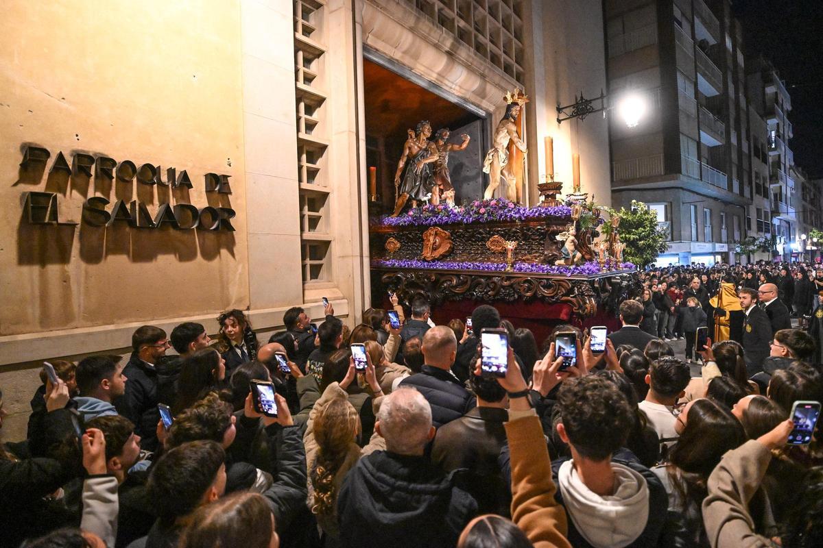 El Cristo de la Columna, a su salida de El Salvador