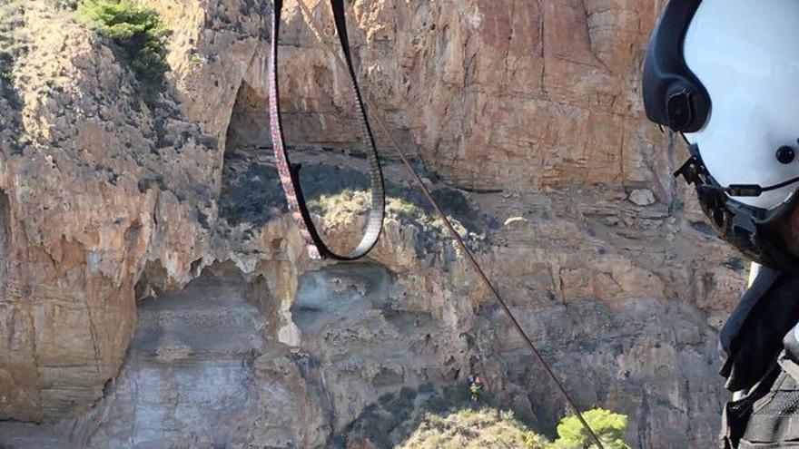 Un helicóptero de bomberos rescata a dos senderistas en Serra Gelada