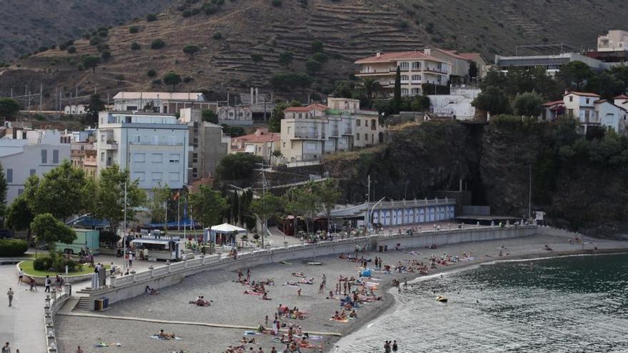 Un home de 45 anys mor ofegat a la platja de Portbou