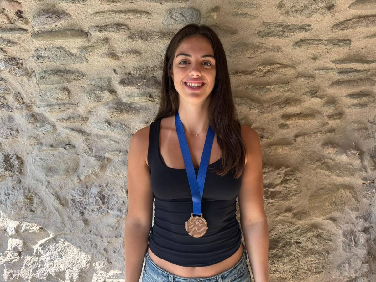 Aina Cargol amb la medalla de l'Eurobasket d'aquest estiu