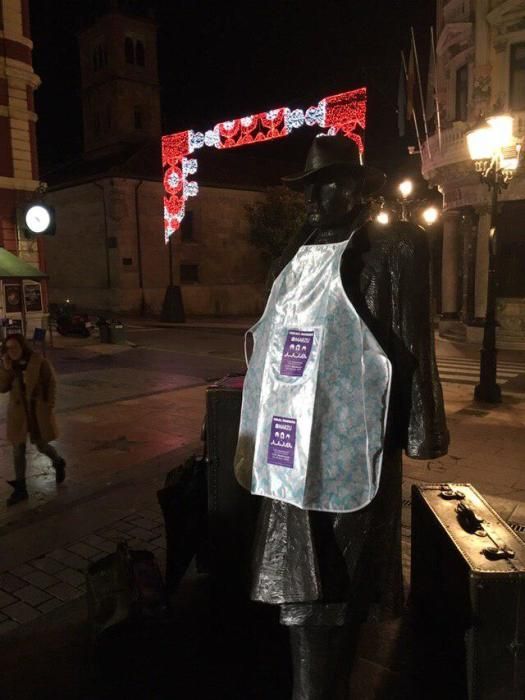 Mandiles feministas en las estatuas de Oviedo