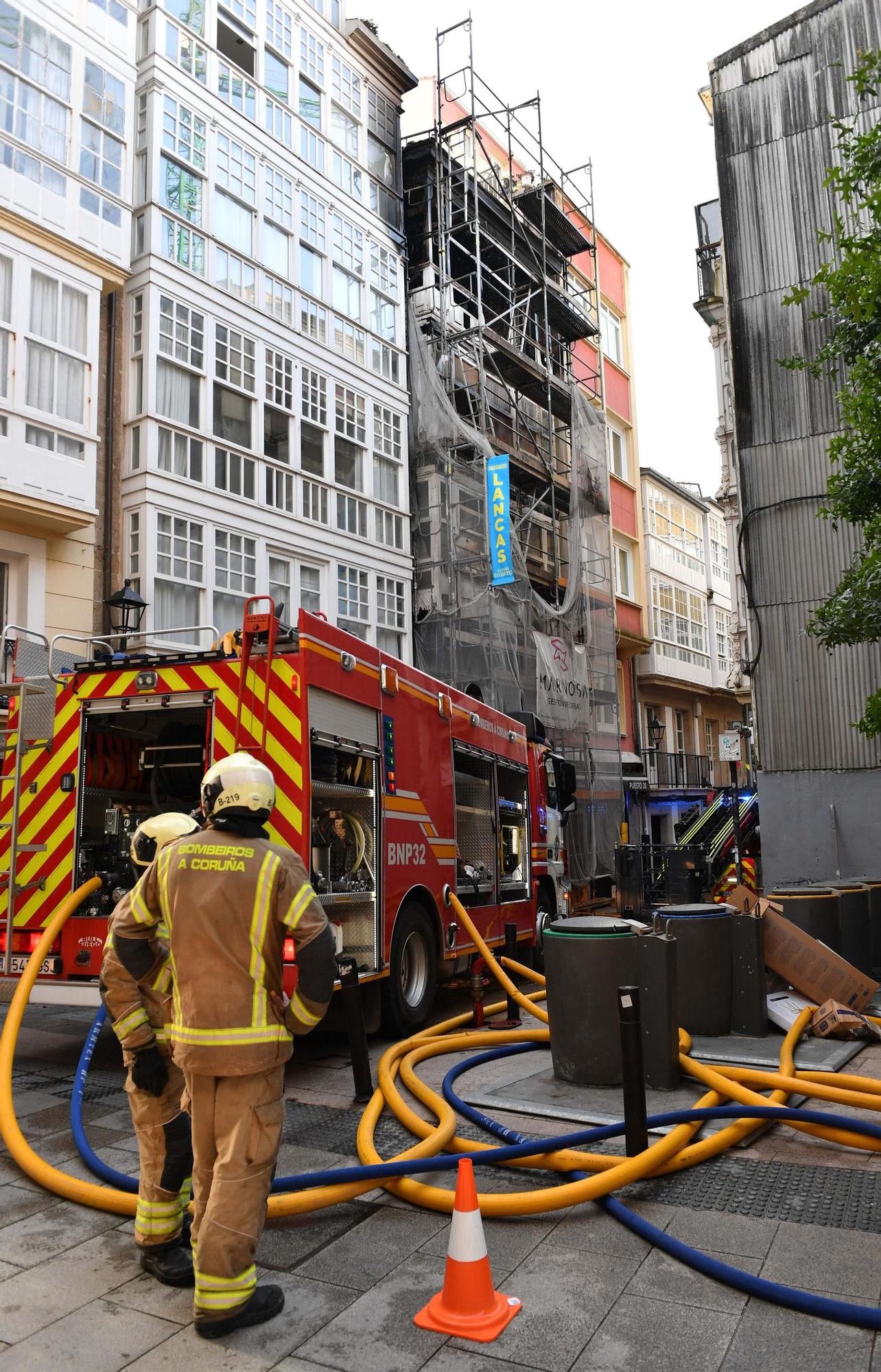Un incendio en un edificio ocupado de la calle Barrera obliga a desalojar otros seis inmuebles