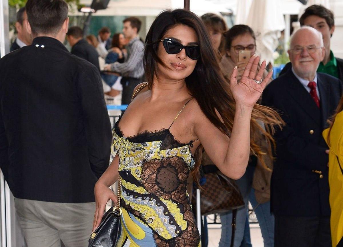 Priyanka Chopra con vestido lencero en Cannes