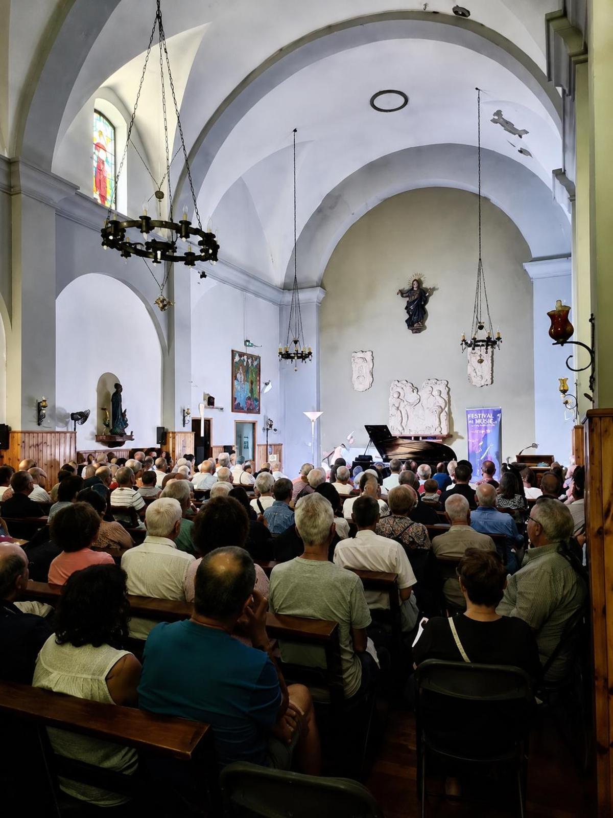 Església parroquial de Santa Maria de Gòsol durant el concert d'homenatge a Carles G. Vidiella