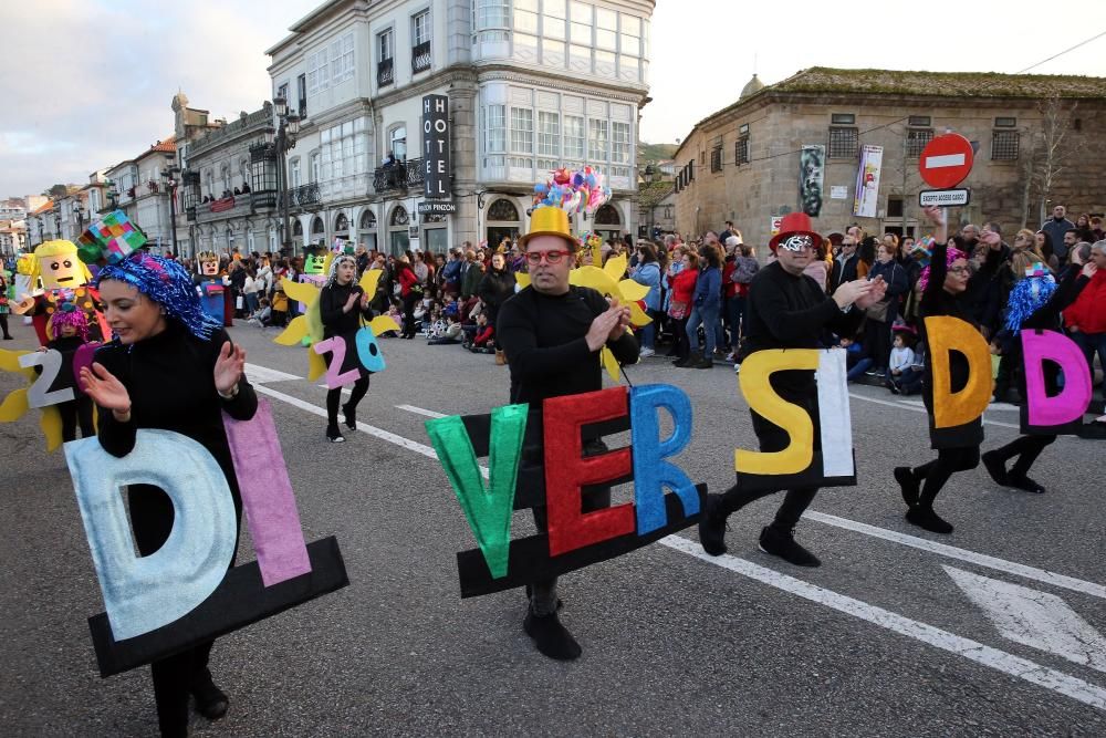 Quince comparsas participan en el desfile por las calles para despedir la fiesta.