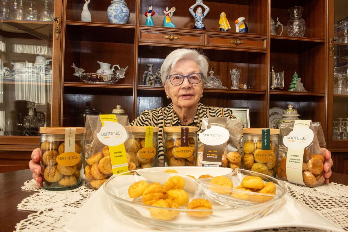 Julia Pan, de 92 años, posando con las Martietas de Fío en sus distintas variedades.